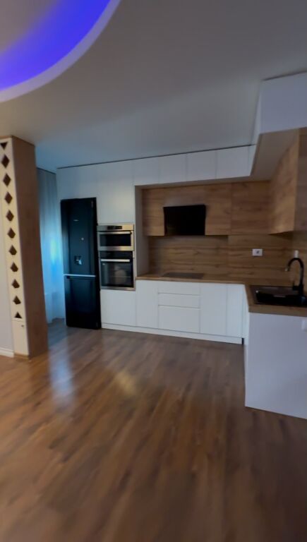 Shitet Apartament 2+1+2 me Verandë - Ngjitur me Deliorgjin, Rr. e Kavajës, Tiranë