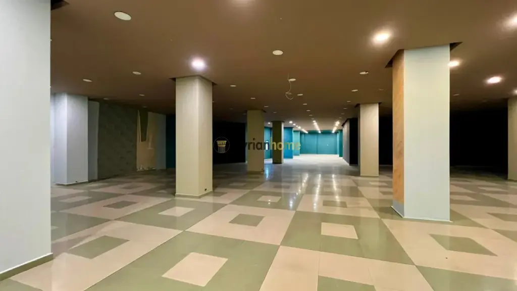 Affitto, Ambiente Commerciale – Open Space e Facciata in Vetro