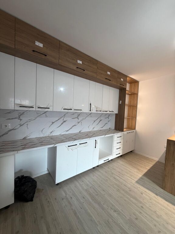 JEPET ME QIRA – APARTAMENT 1+1-Kombinat