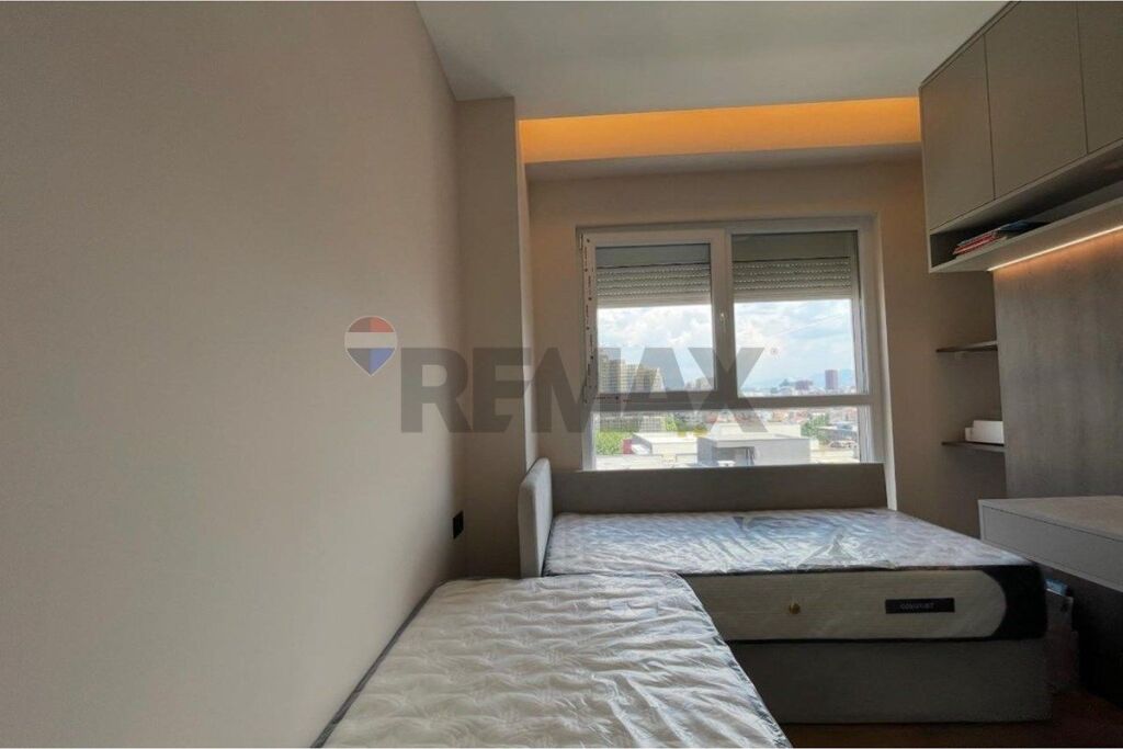 Shitet Apartament 2+1 Tek Aura Laprake