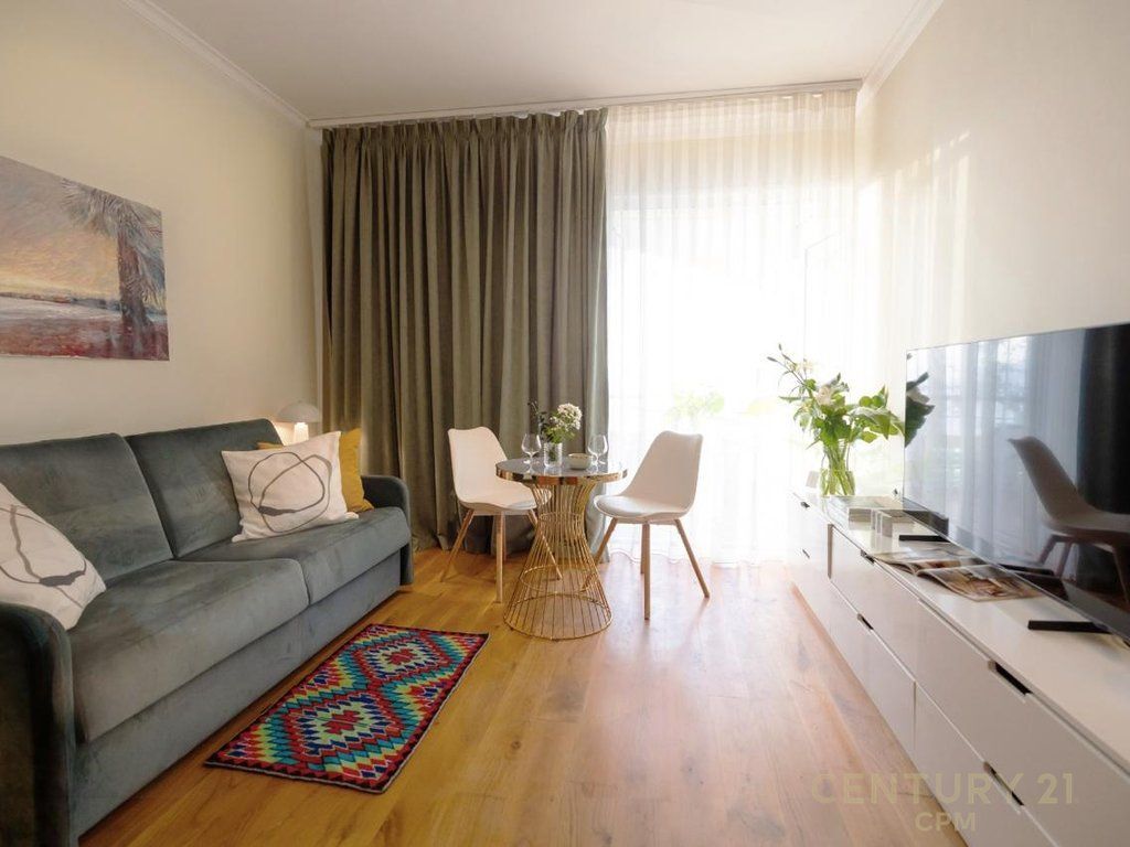 Shitet apartament me pamje nga deti ne Vlore