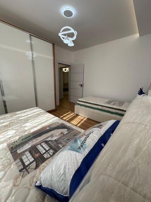 Shitet apartament 2+1 te pallati me shigjeta