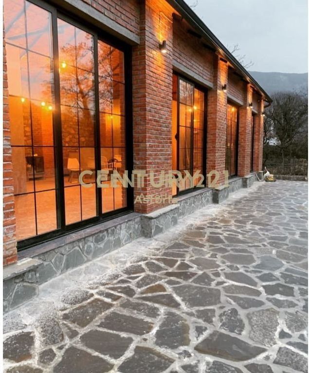 JEPET ME QIRA BAR-RESTORANT NE BERZHITE, IBE E POSHTME. 1,000 € /Muaj