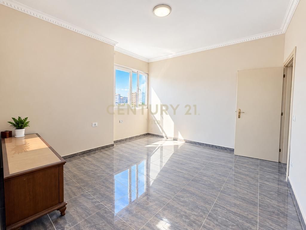 APARTAMENT 2+1+2 TUALETE + BALLKONE ME PAMJE TE LIRE ORJENTIM JUG-LINDJE-PERENDIM GJITH KOHES DRITE ,TEK STADIUMI !!