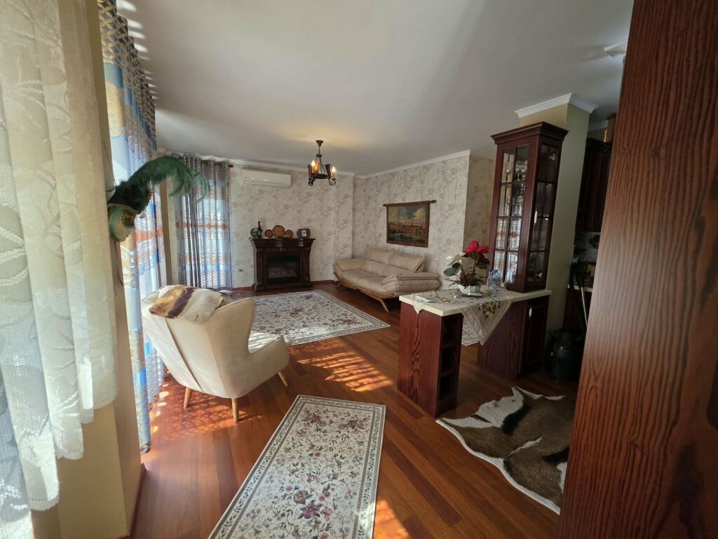 🏡 Apartament 1+1+Parkimi 📍 Pranë kopshtit Zoologjik   🏢 Kati 3 (me ashensor)  📐 Sipërfaqe: 75m² 🚗 Post parkimi i përfshirë  💰 Çmimi: 60.000 Lekë/Muaj