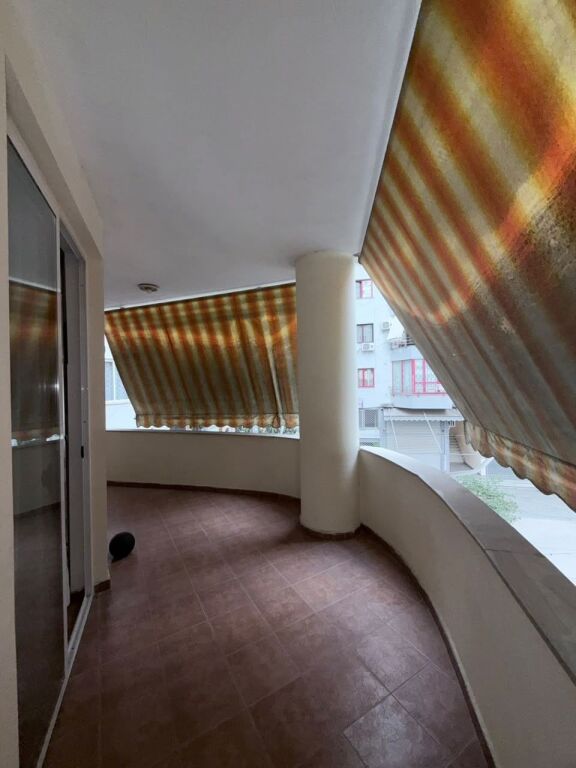 Shitet apartament 4+1 tek Pallatet Cabej