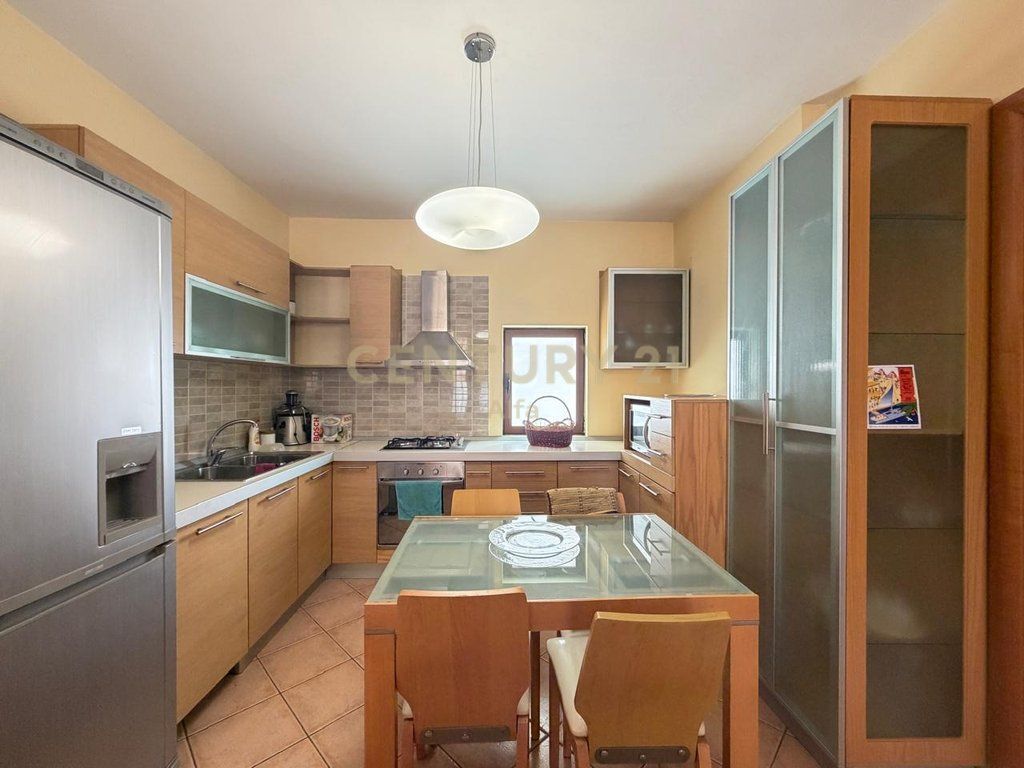 Jepet me qira apartament 2+1 tek Rruga e Kavajes!