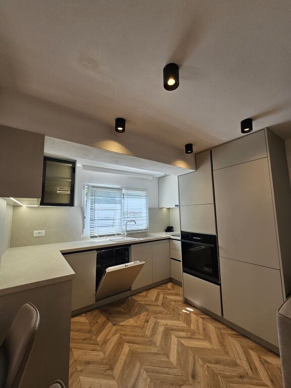 AFFITTASI APPARTAMENTO 2+1 – MIHAL GRAMENO-CASA PRIVATA PIANO 1 📍 Posizione: Mihal Grameno, vicino al Complesso Grand