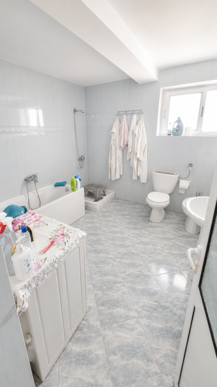 💫Shitet  Apartament 2+1+2 ballkone në zemër të Kavajë