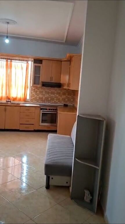 GARSIONERE 30000 LEKE.STACIONI I TRENIT