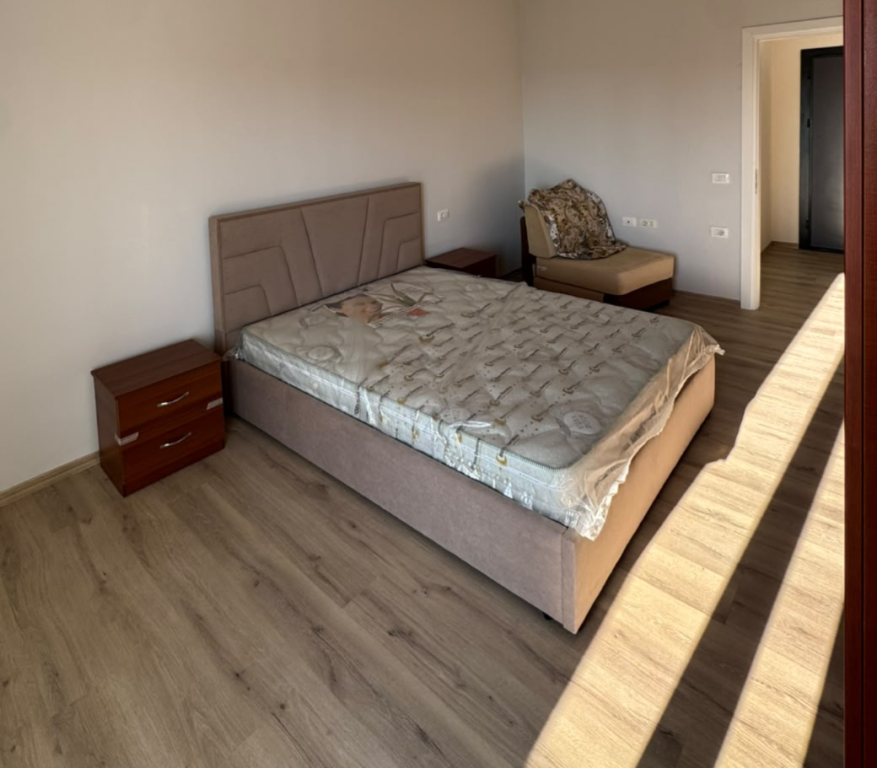 Jepet apartament 1+1 i pa banuar me pare me qira tek Rruga 5 Maji !! 50.000 Leke !!