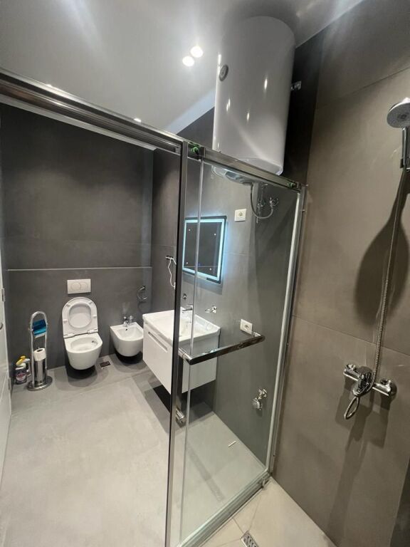 🏢Via 5 Maggio affittasi appartamento 2+1+2+veranda, arredato.1,150,000Lek  (lordo)
