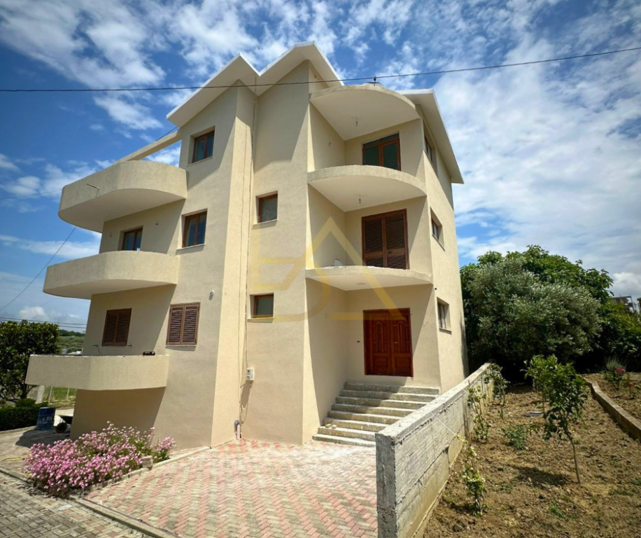 VILLA 4 PIANI IN VENDITA – TERRAZZATA, DURRËS
