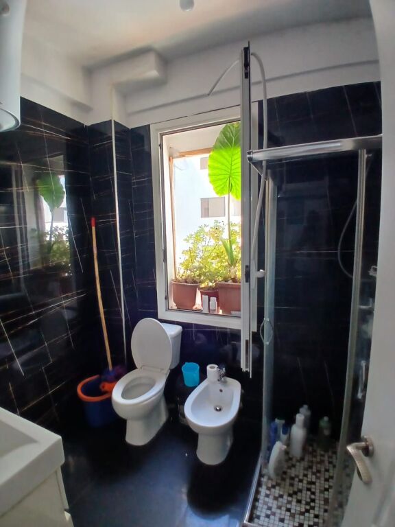 Apartament 1+1 me qera 40 000 lekë, pallatet e verdha prane Hygeia