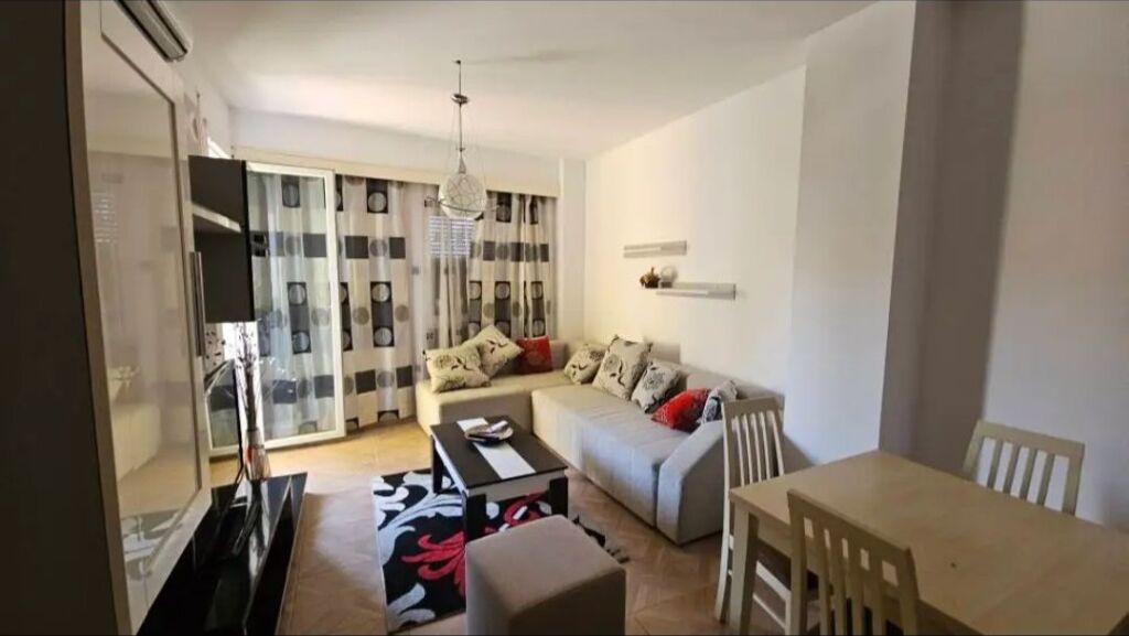 Appartamento 1+1 in Affitto - Centro, vicino a Toptani, Tirana