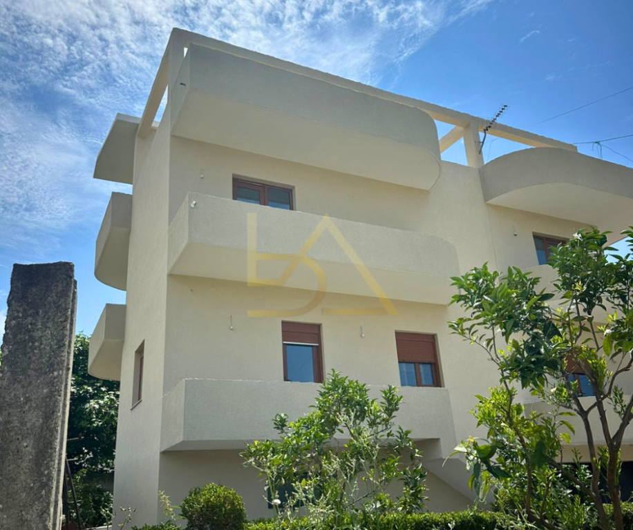 VILLA 4 PIANI IN VENDITA – TERRAZZATA, DURRËS