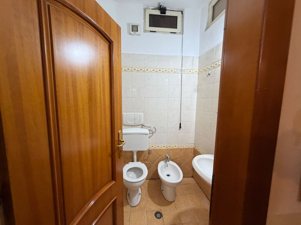 Shitet 3+1+2 me pamje nga porti ne Durres
