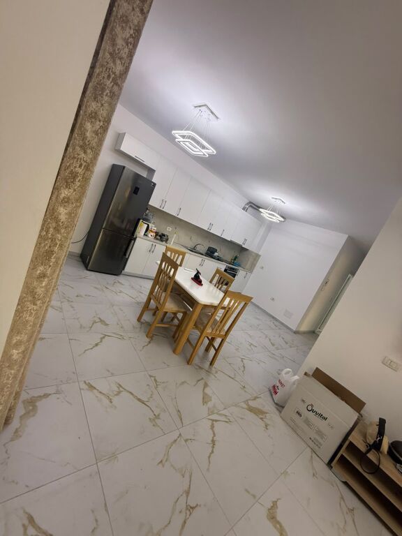 Apartament 2+1+2+🅿️arkim 📍 ish tregu elektrik