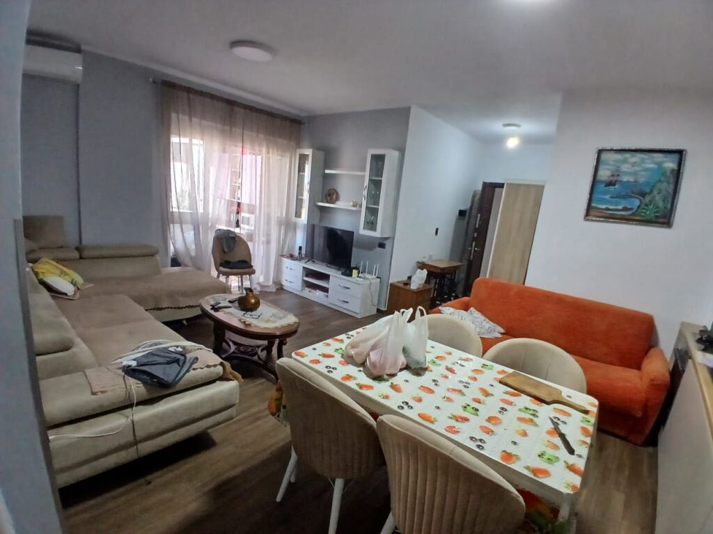 Apartament 1+1 me qera 40 000 lekë, pallatet e verdha prane Hygeia