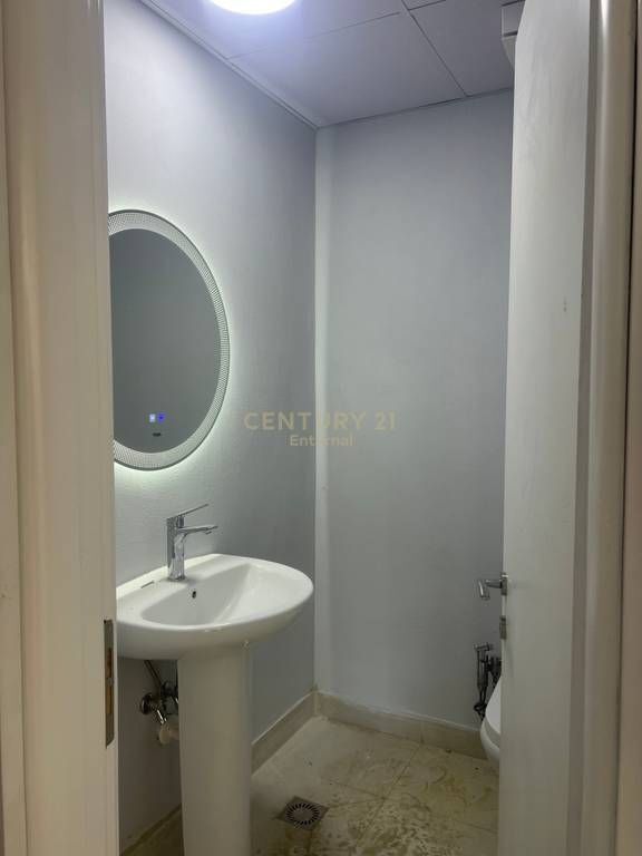 Unità commerciale in affitto nella zona di Astiri con una superficie di 200m2 piano terra €