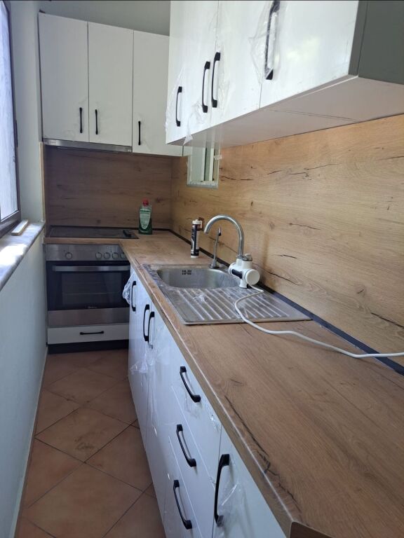 Apartament 2+1 per qira prane zones Xhamllikut dhe Varri Bamit