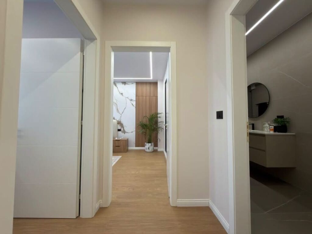 Shitet duplex luksoz 2+1+2 poste parkimi