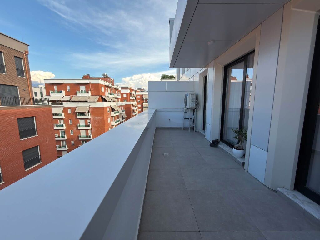 Shitet duplex luksoz 2+1+2 poste parkimi