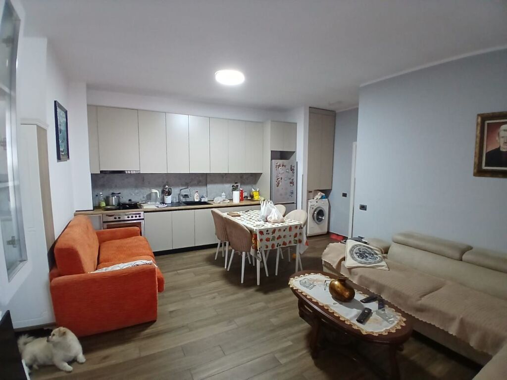 Apartament 1+1 me qera 40 000 lekë, pallatet e verdha prane Hygeia