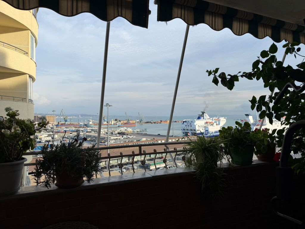 Shitet 3+1+2 me pamje nga porti ne Durres
