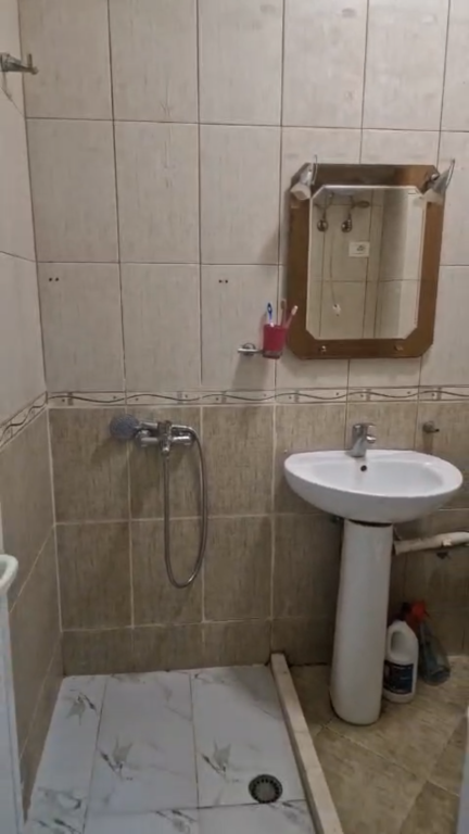 Jepet me qera apartamenti home studio  