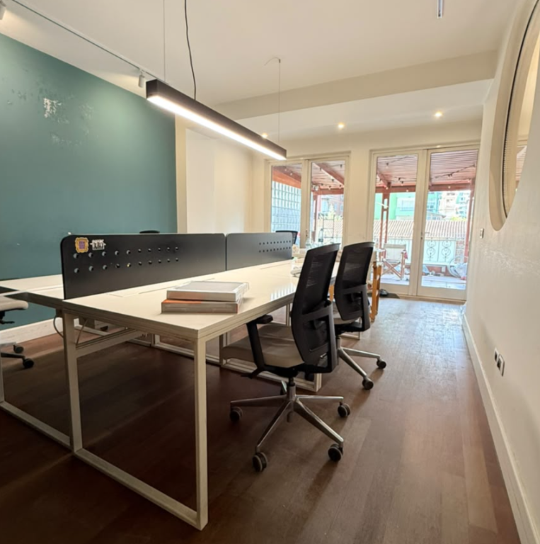 Shitet apartament 2+1+2+Kuzhine e vecuar+Verande per banim apo zyre tek ish Blloku , Rruga Pjeter Bogdani , Sheshi Willson .