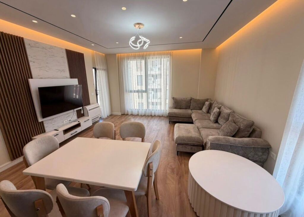 Jepet me qira apartament 3+1 në Porcelan!
