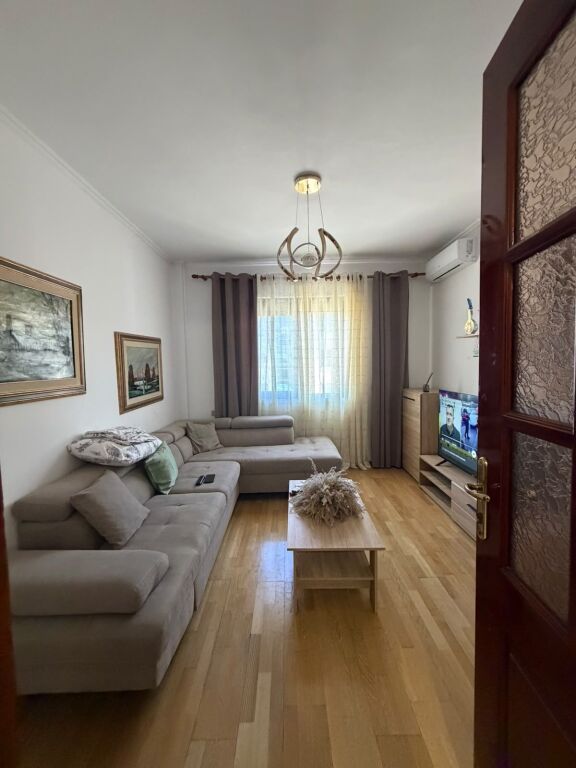Jepet me qera apartament 2+1 prane Flagship Center