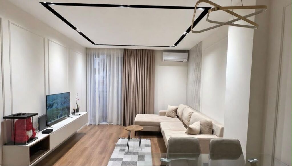 Apartment 2+1 for rent - Near Petronini Luarasi high school - Area: 75 m2 - Floor: 2 - Existing building - Distribution corridor - Living room - Separate kitchen with access to balcony  Price: 90,000 lek