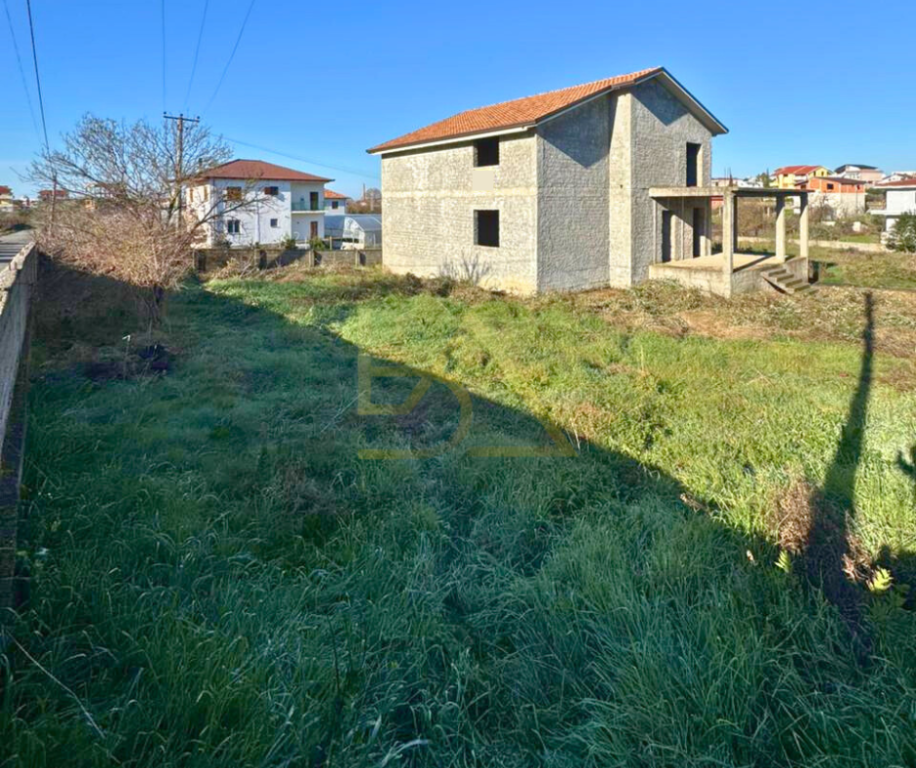 VILLA SU DUE PIANI CON TERRENO IN VENDITA – SHIJAK, DURRËS