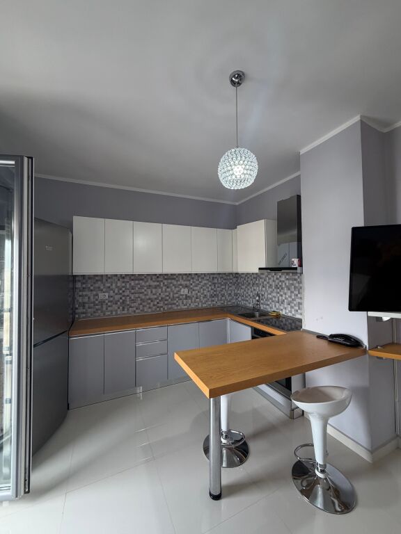 Apartament per qira 2+1 tek Astiri, prane Artistit cmimi 550 Euro