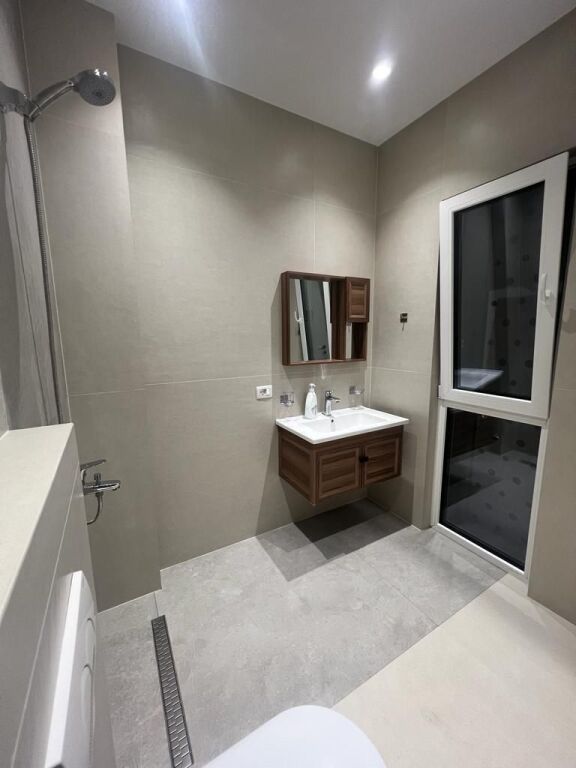 🏢Via 5 Maggio affittasi appartamento 2+1+2+veranda, arredato.1,150,000Lek  (lordo)