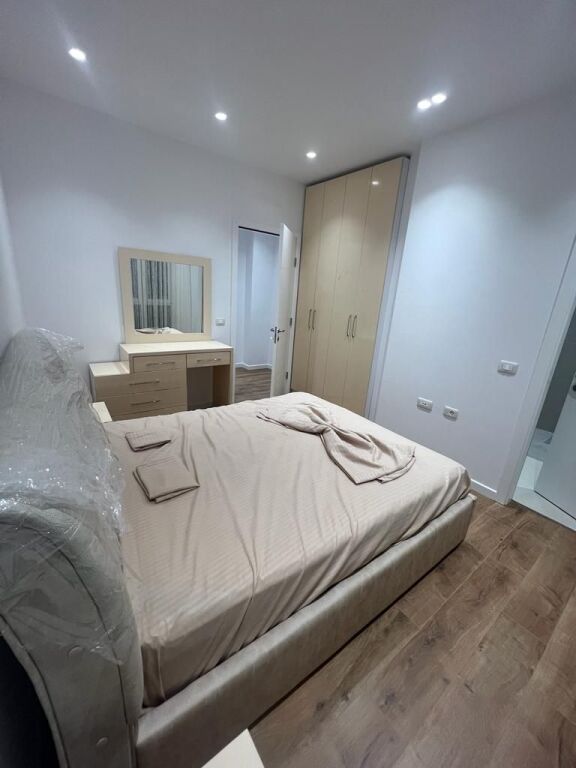 🏢Via 5 Maggio affittasi appartamento 2+1+2+veranda, arredato.1,150,000Lek  (lordo)
