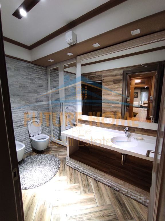 Shitet , Apartament 2+1, Myslym Shyri, Tiranë