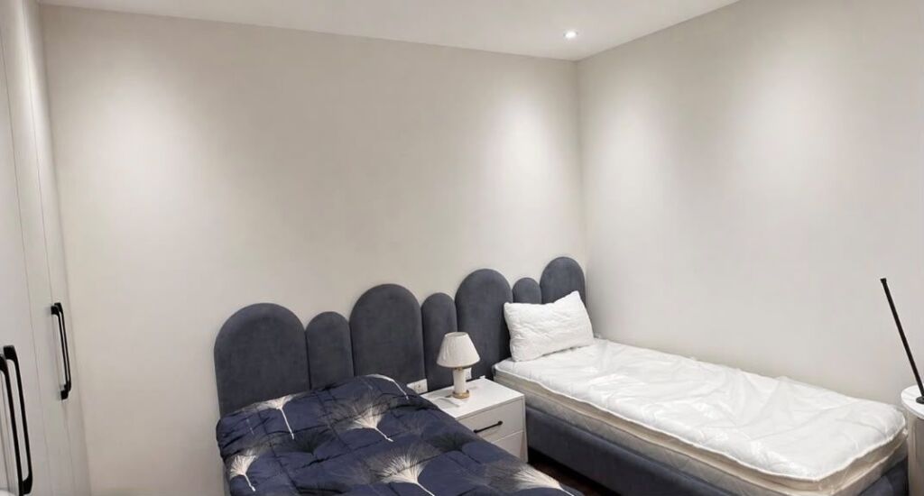 Apartment 2+1 for rent - Near Petronini Luarasi high school - Area: 75 m2 - Floor: 2 - Existing building - Distribution corridor - Living room - Separate kitchen with access to balcony  Price: 90,000 lek
