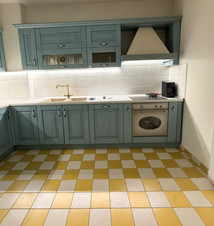 Shitet apartament 2+1+2+Kuzhine e vecuar+Verande per banim apo zyre tek ish Blloku , Rruga Pjeter Bogdani , Sheshi Willson .