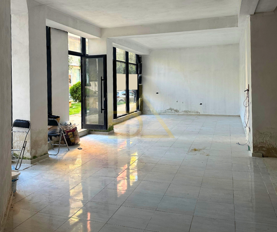 VENDITA AMBIENTE COMMERCIALE – BRRYLI, TIRANA