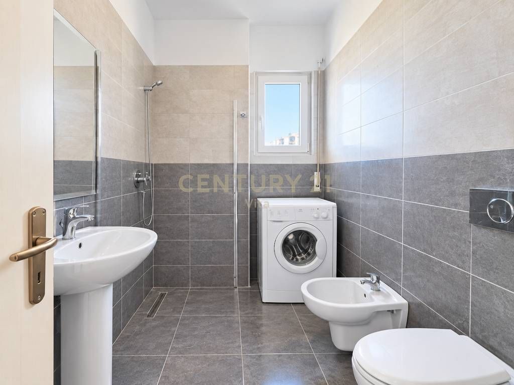APARTAMENT 2+1+2 TUALETE + BALLKONE ME PAMJE TE LIRE ORJENTIM JUG-LINDJE-PERENDIM GJITH KOHES DRITE ,TEK STADIUMI !!
