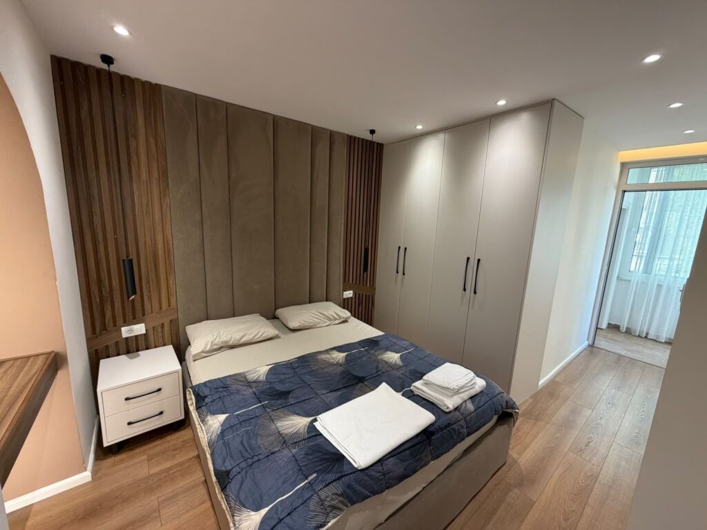 Appartamento 2+1 in affitto - Vicino al liceo Petronini Luarasi - Superficie: 75 m2 - Piano: 2 - Costruzione esistente - Corridoio distributore - Soggiorno - Cucina separata con uscita sul balcone  Prezzo: 90.000 lek