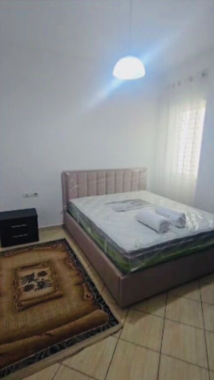 Rruga Bill Klinton,,jepet me qera apartament 1+1,i mobiluar.50,000Leke