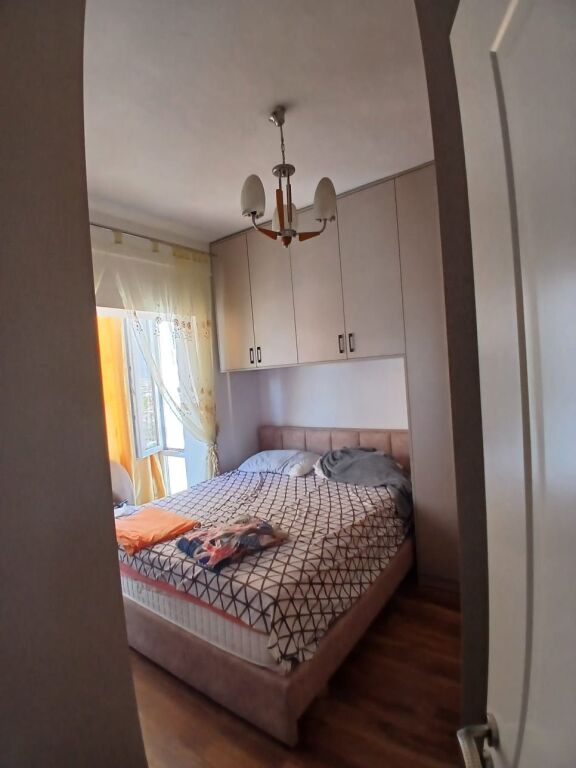 Apartament 1+1 me qera 40 000 lekë, pallatet e verdha prane Hygeia