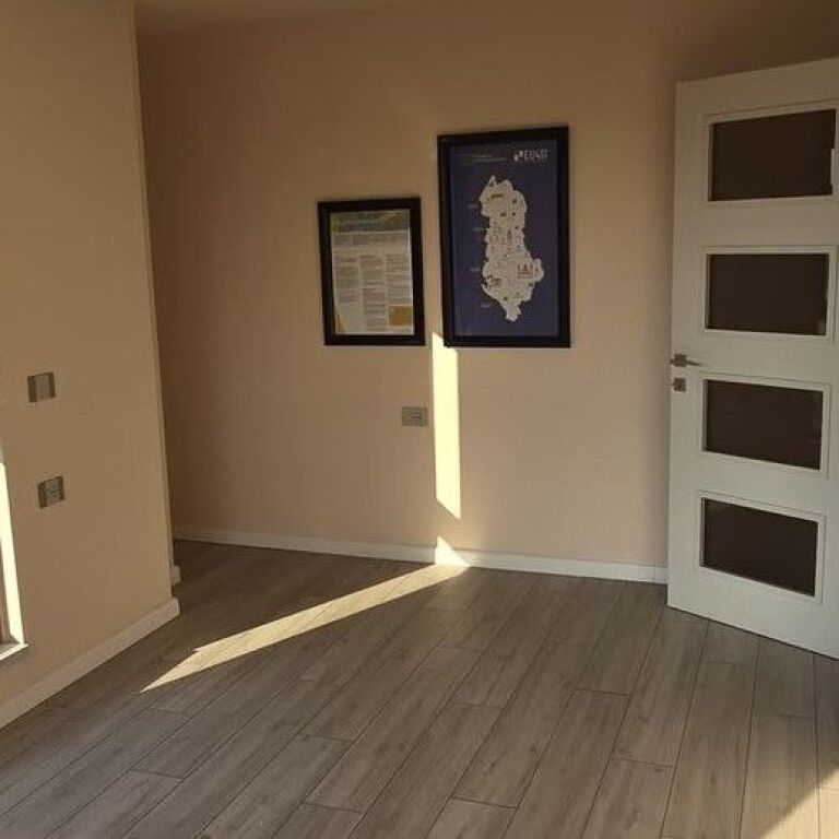 🏢 JEPET ME QIRA AMBIENT ZYRE – QENDËR