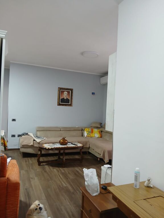 Apartament 1+1 me qera 40 000 lekë, pallatet e verdha prane Hygeia