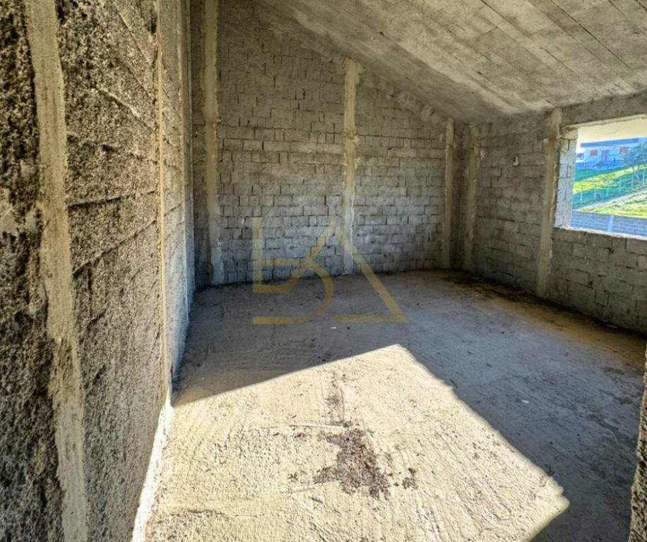 VILLA SU DUE PIANI CON TERRENO IN VENDITA – SHIJAK, DURRËS