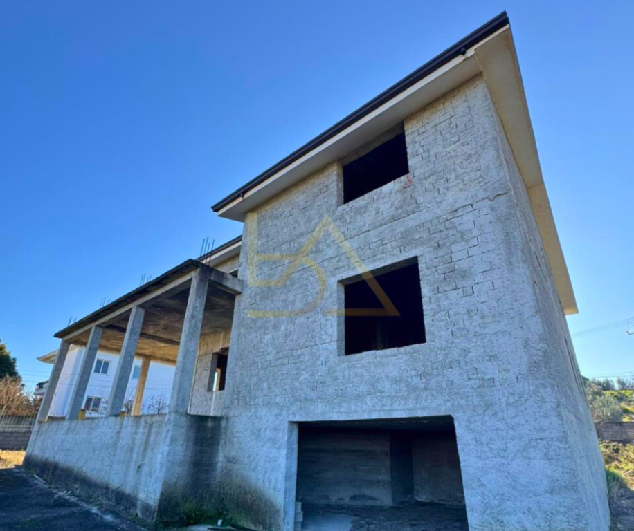 VILLA SU DUE PIANI CON TERRENO IN VENDITA – SHIJAK, DURRËS